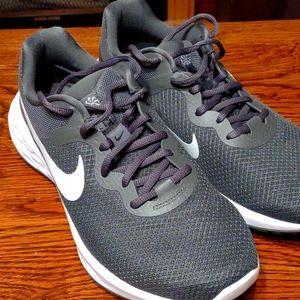 Nike runners men's 8.5 wide EUC